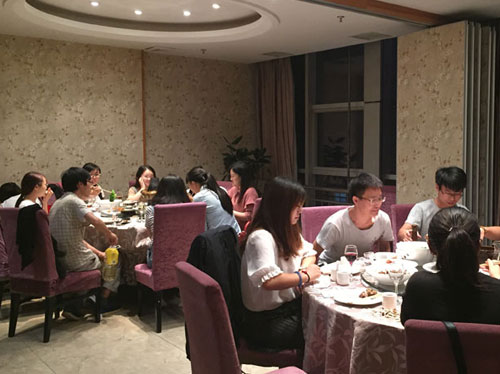 皓月迎佳節(jié)，中秋共團(tuán)圓
